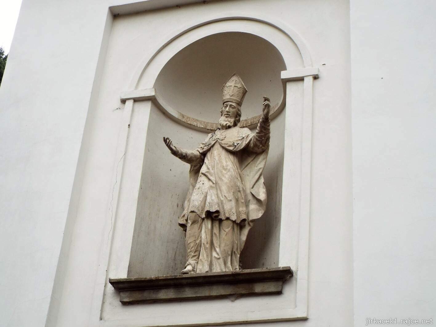 L - Vysoké Mýto - Kostel Nejsvětější Trojice 06 - socha v nice na průčelí I