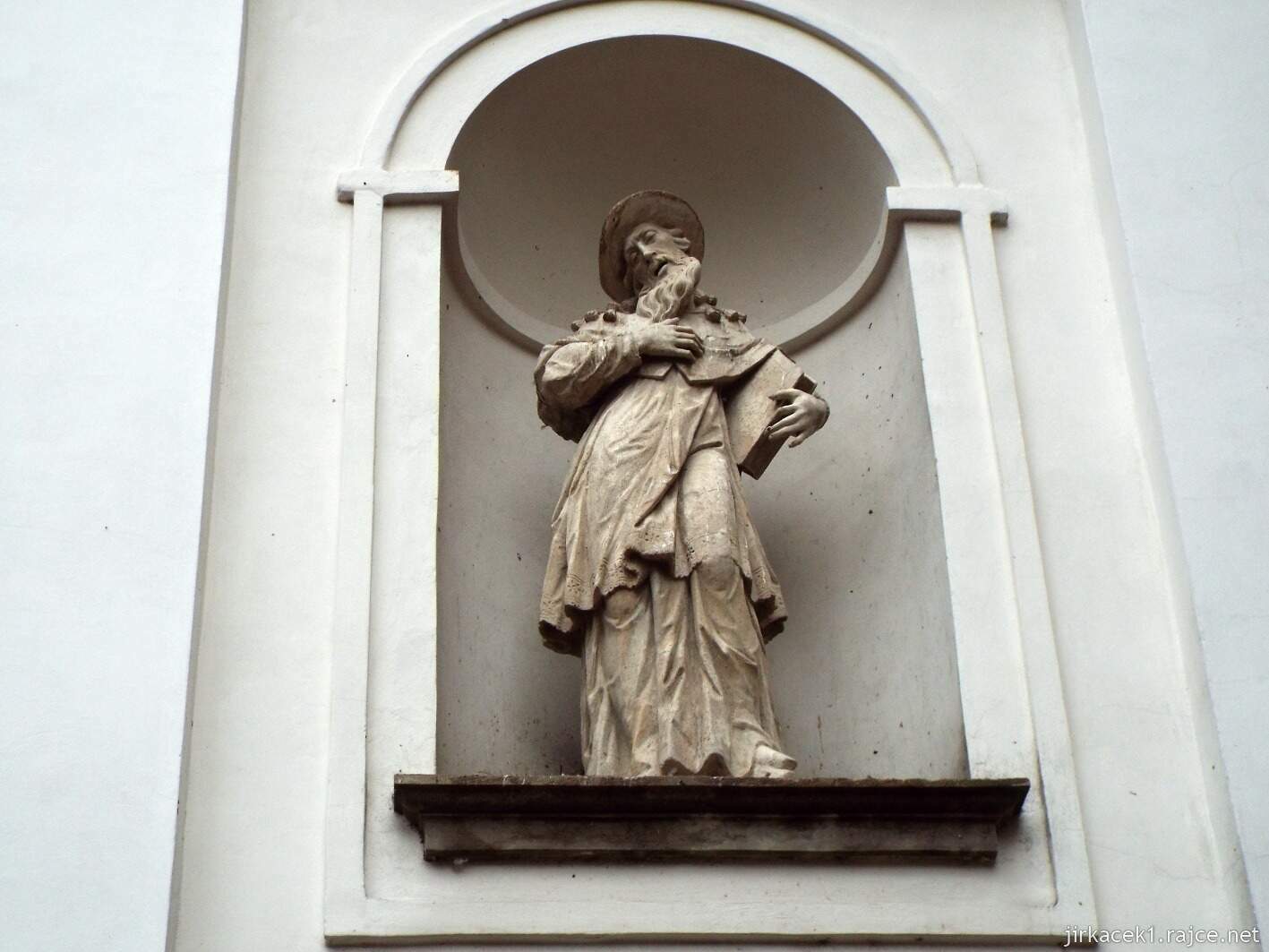 L - Vysoké Mýto - Kostel Nejsvětější Trojice 07 - socha v nice na průčelí II