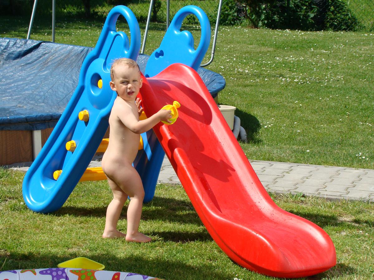 rajce.idnes. koupani 54 2011 - Koupaní v bazénku doma – Holek Petr – album na Rajčeti