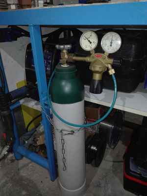 Už to není hasičák... :) Flaška dostala nový argonový ventil a nátěr... - A hlavně jinou náplň - mix 92%Ar+8%CO2