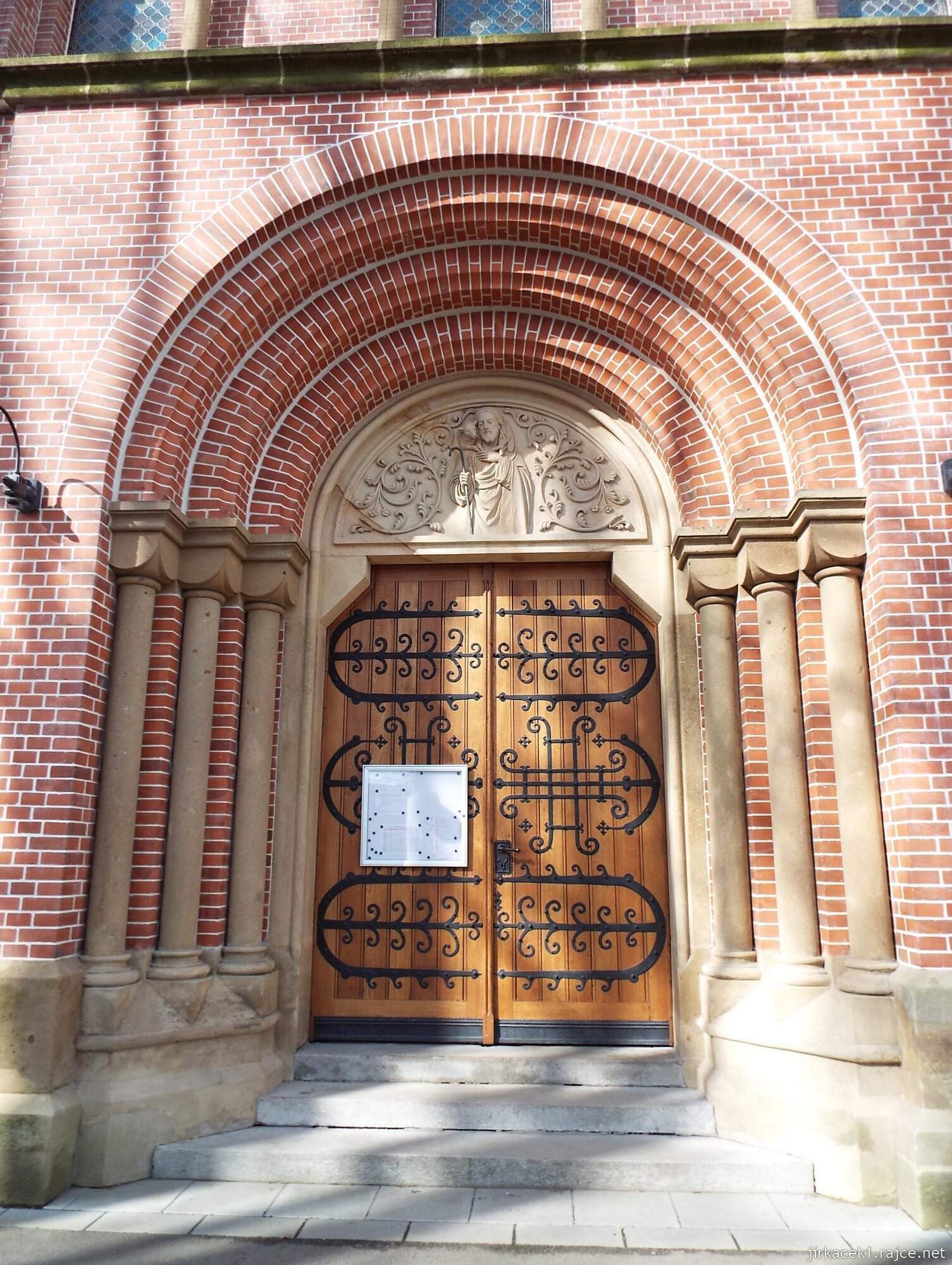 35 - Svitavy - Kostel sv. Josefa 05 - hlavní vchod s ústupkovým portálem, v jehož tympanonu se nachází reliéf Ježíše Krista jako Dobrého pastýře.