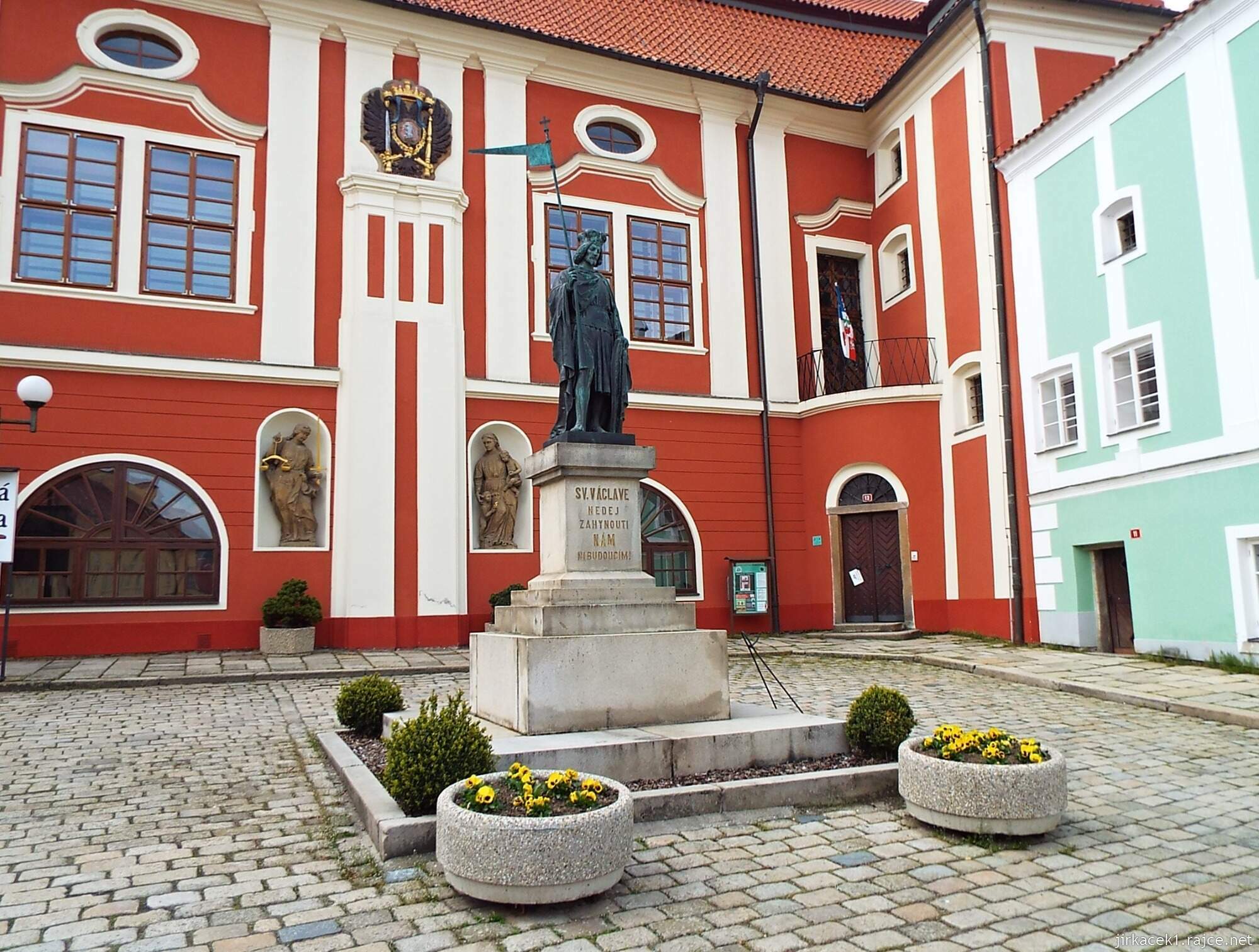 G - Pelhřimov - zámek a muzeum 03 - socha sv. Václava před zámkem