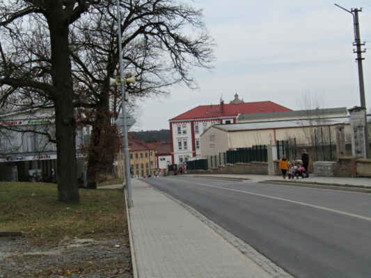 vracíme se zpět Horní Břízy - budova s červenou střechou je  muzeum, které dokumentuje historii města a keramickou výrobu.