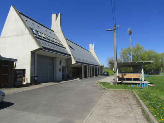 V roce 2014 bylo v obci otevřeno Centrum Caolinum – multifunkční společenské centrum spojené s hasičskou zbrojnicí (která vyhořela o dva roky dříve). V centru je stálá expozice těžby kaolinu.