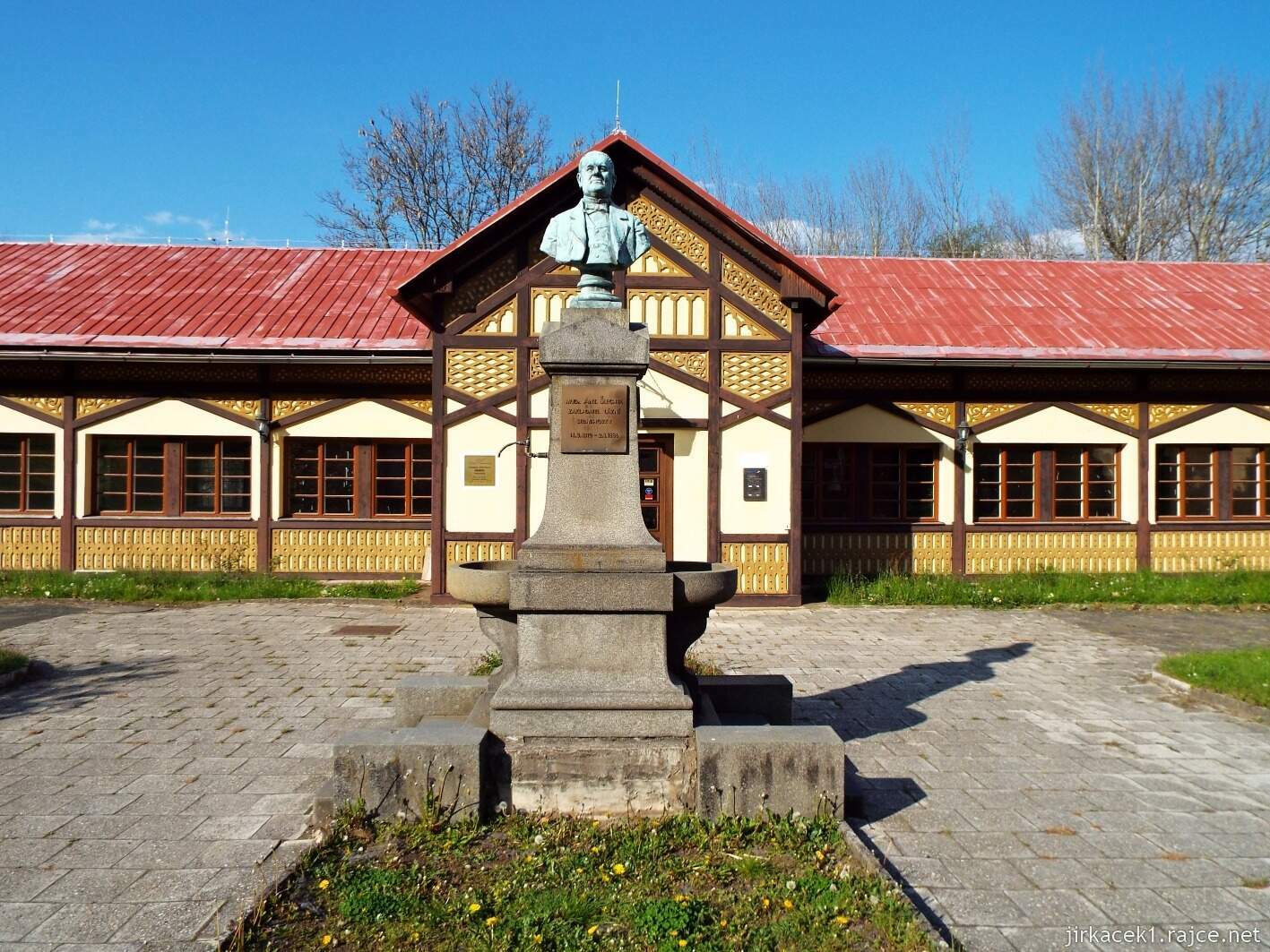 34 - lázně Sedmihorky 08 - pomník zakladatele lázní Mudr. Šlechty a budova lázní