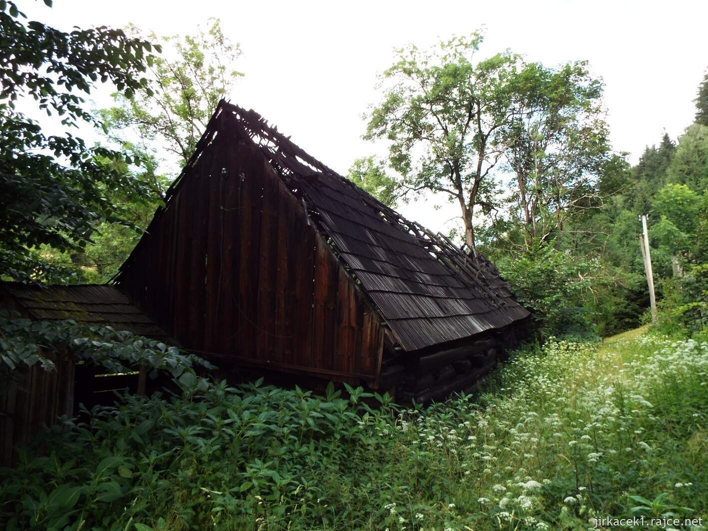 013 - Karolinka - Rodový shluk valašských chalup - Raťkov 06 - rozpadlá chalupa