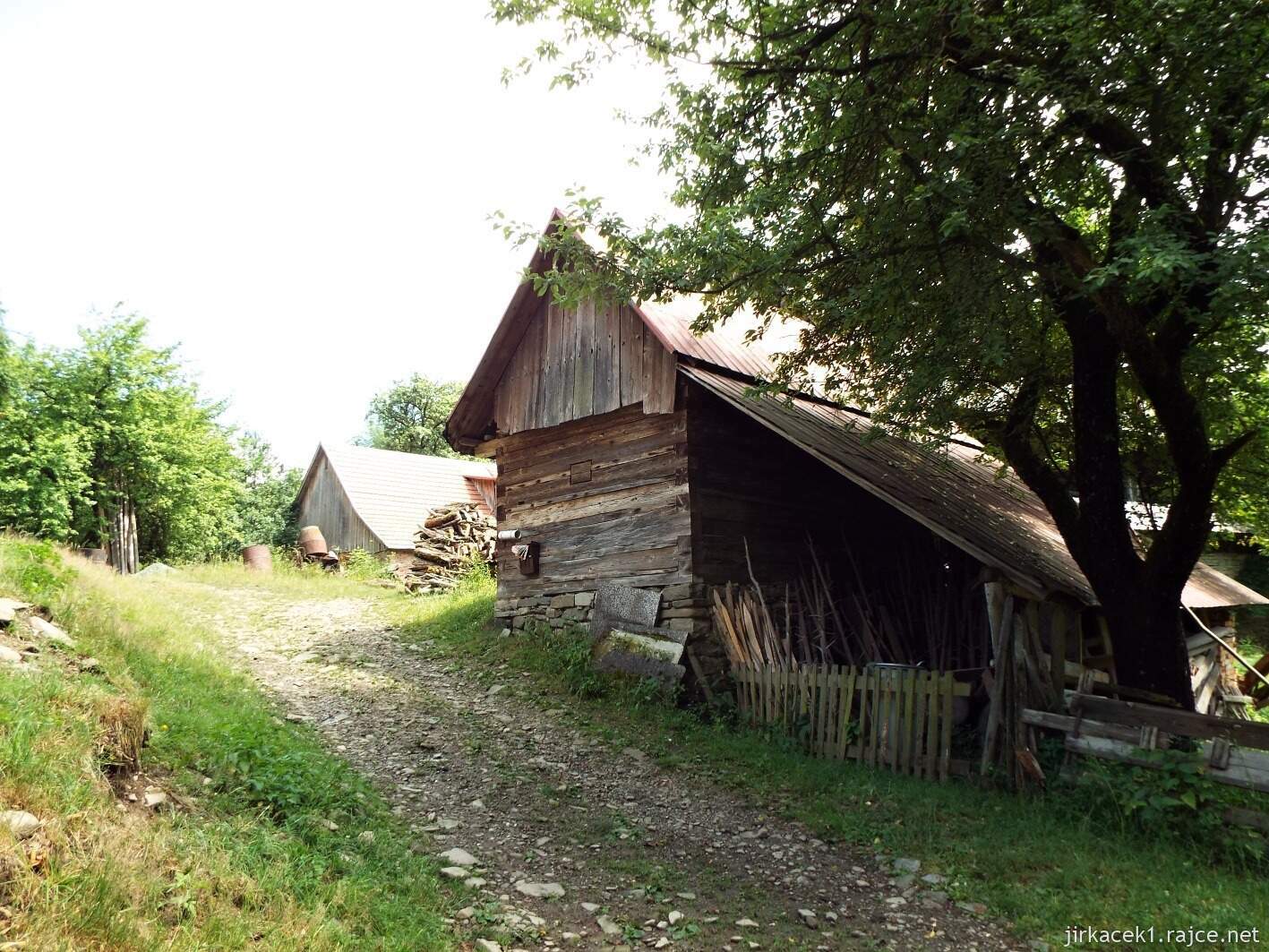 013 - Karolinka - Rodový shluk valašských chalup - Raťkov 11 - cesta mezi chalupami