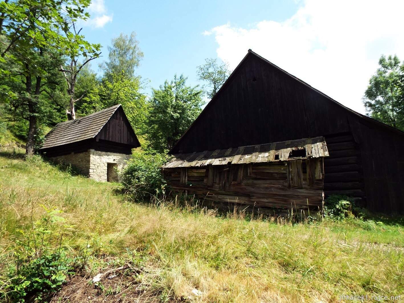 013 - Karolinka - Rodový shluk valašských chalup - Raťkov 18 - hospodářské přístavky
