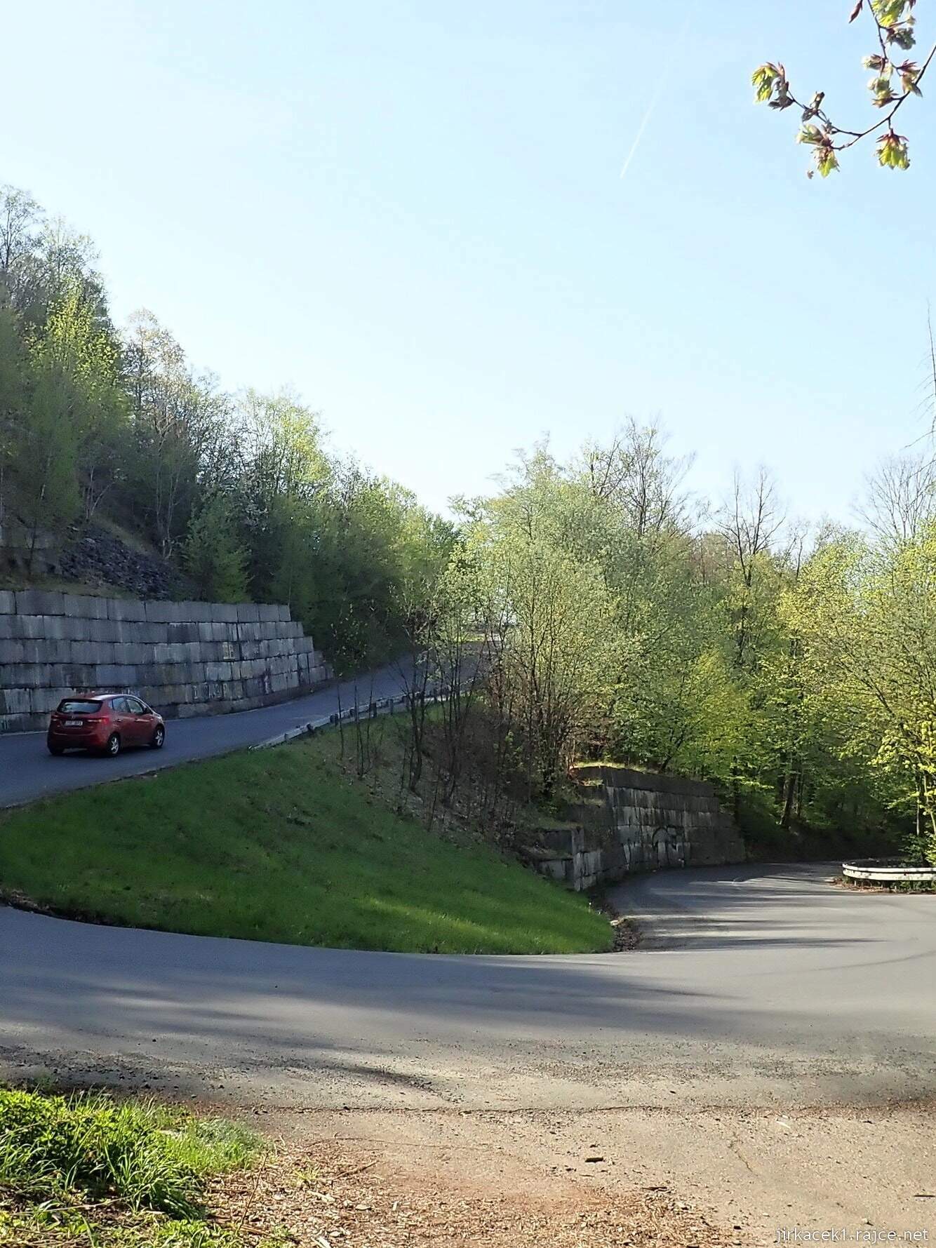 Vikštejn - zřícenina hradu - serpentiny z Podhradí