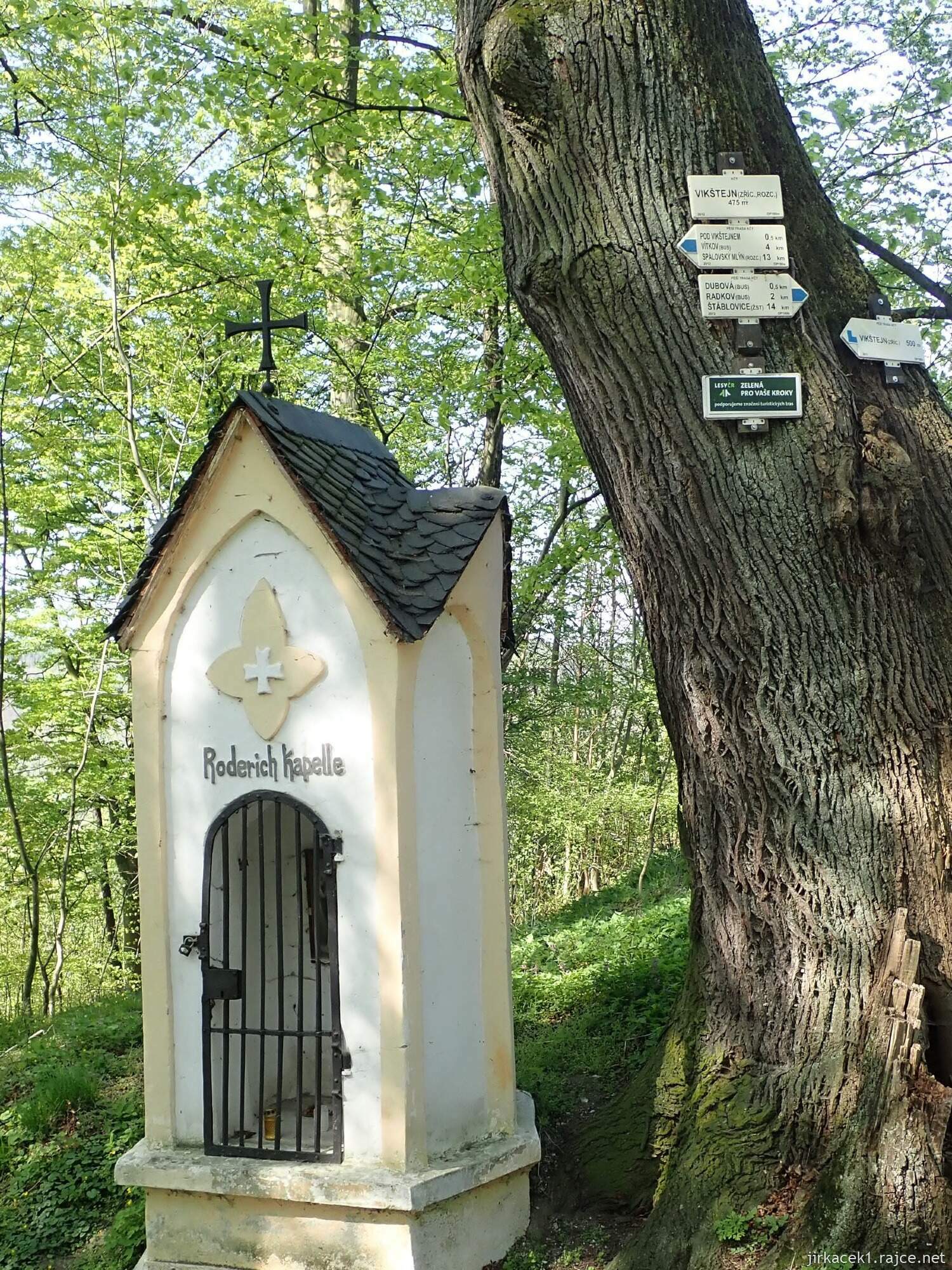 Vikštejn - zřícenina hradu - Roderichova kaple u parkoviště