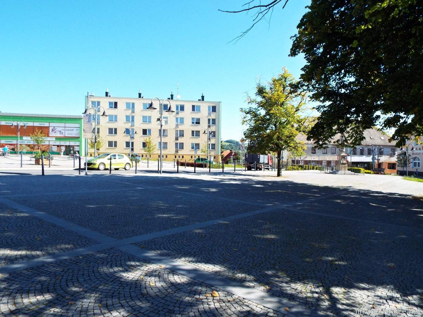 B - Moravský Beroun - nám. 9 května 05 - střed náměstí a moderní zástavba