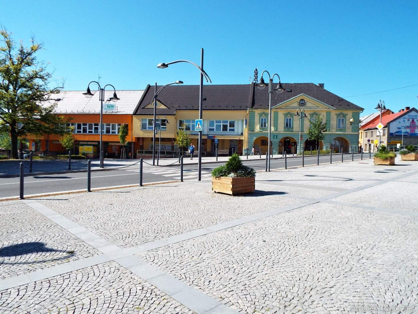 B - Moravský Beroun - nám. 9 května 11 - vpravo budova radnice