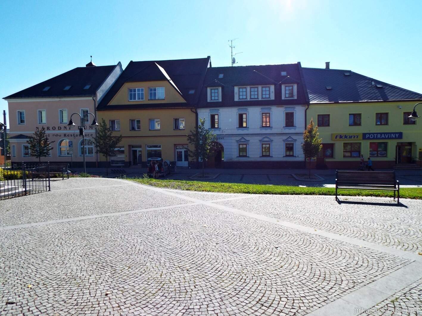 B - Moravský Beroun - nám. 9 května 12 - domy v dolní části náměstí