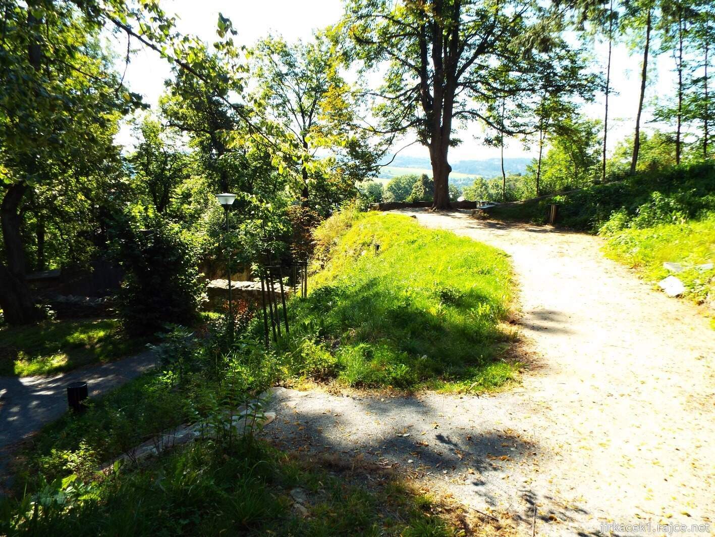 C - Moravský Beroun - Křížový vrch 07 - hrad - pohled na předhradí