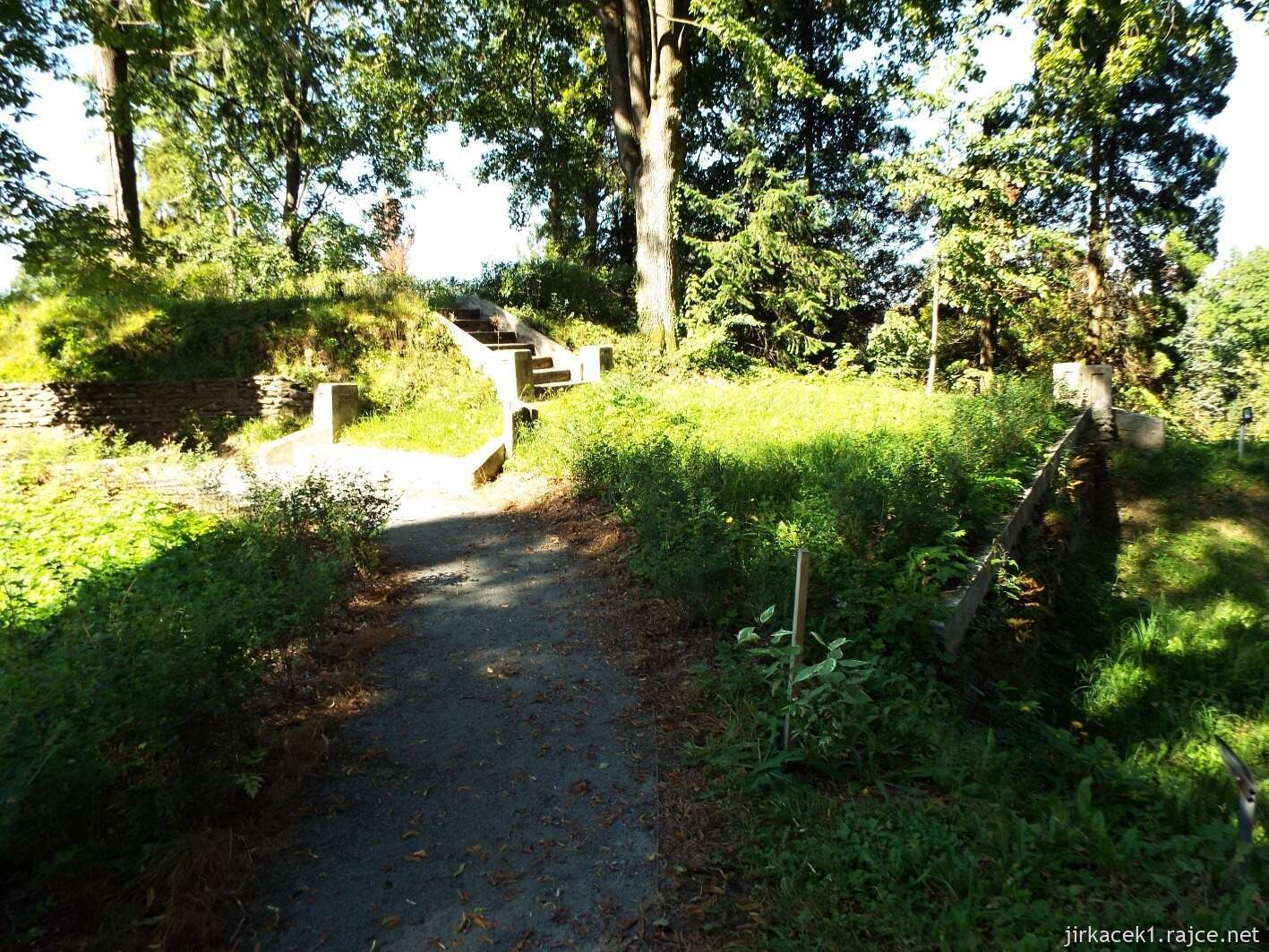 C - Moravský Beroun - Křížový vrch 08 - hrad - pohled na předhradí