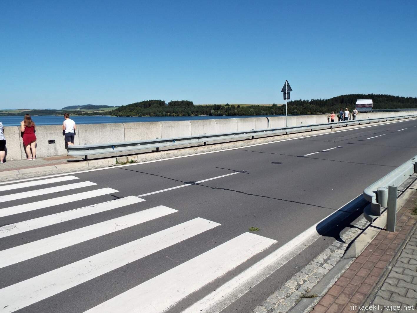 F - přehrada Slezská Harta 06 - silnice vedoucí po hrázi