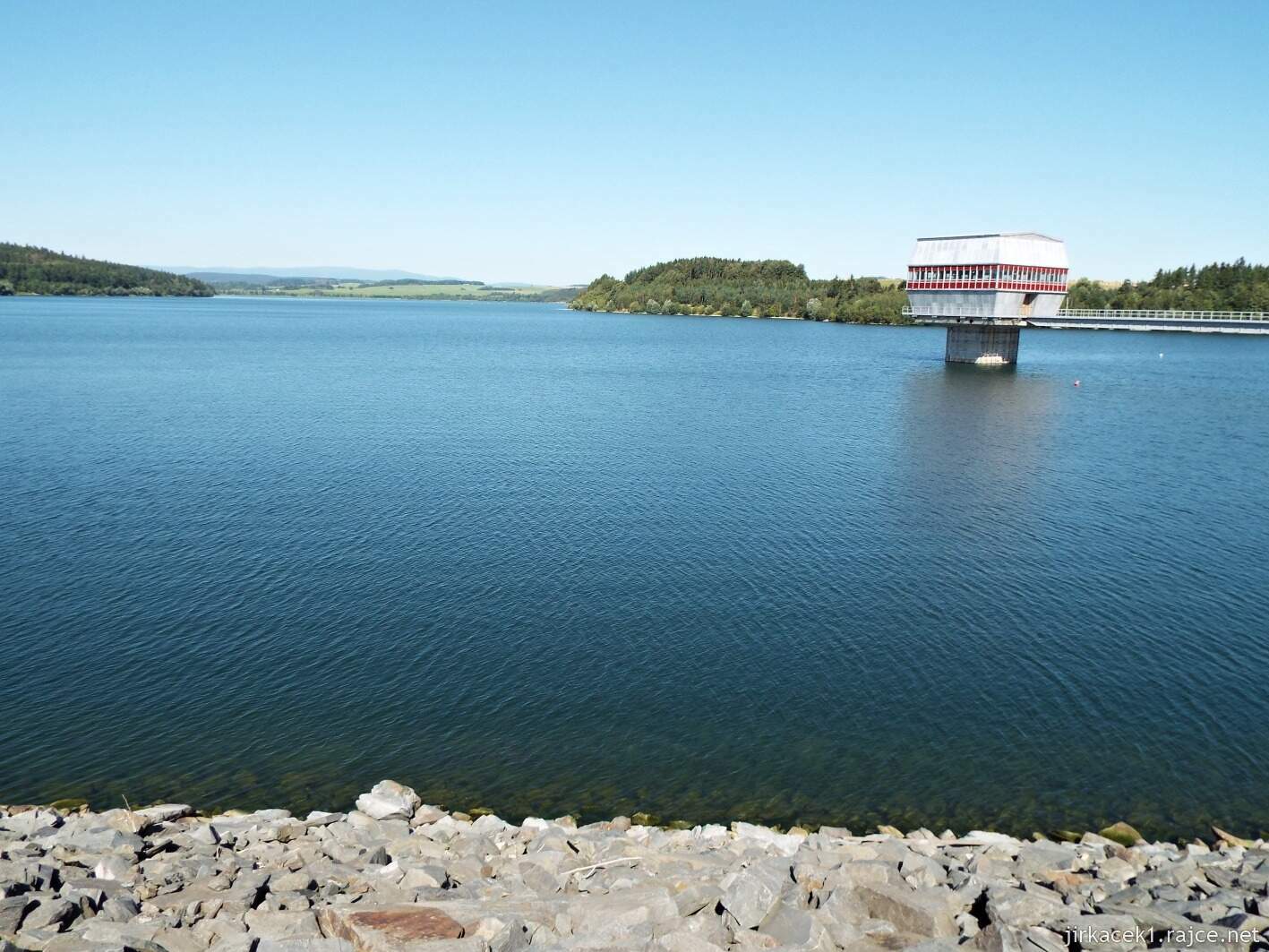 F - přehrada Slezská Harta 11 - pohled na vodu z hráze a odběrná věž