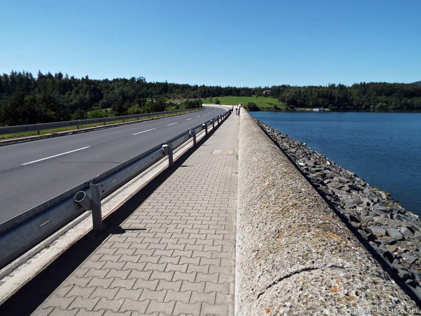 F - přehrada Slezská Harta 15 - silnice vedoucí po hrázi