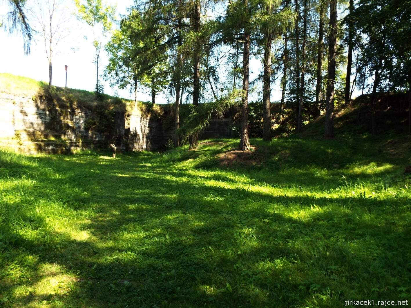 H - Razová - tufity 08 - celkový pohled na lom