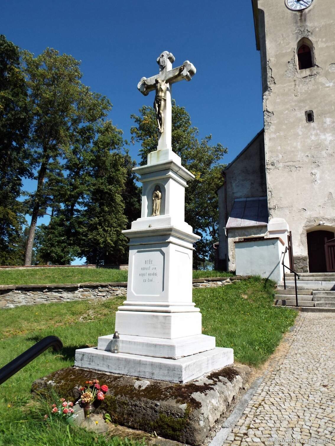 I - Razová - kostel svatého Michala 04 - kříž před kostelem
