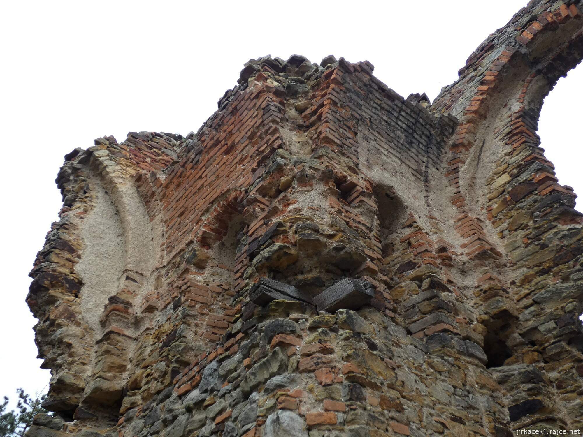 F - Bříství - zřícenina kaple Povýšení sv. Kříže 013