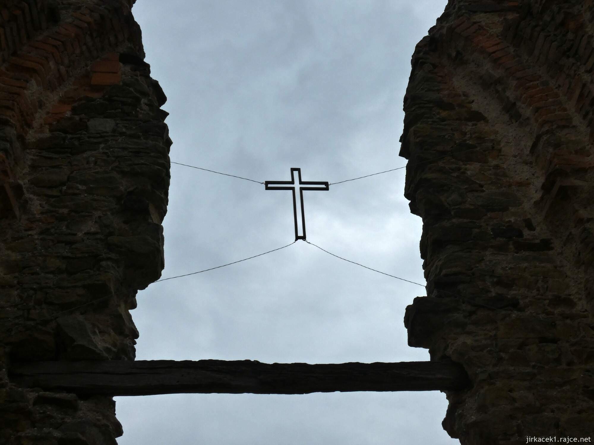 F - Bříství - zřícenina kaple Povýšení sv. Kříže 015